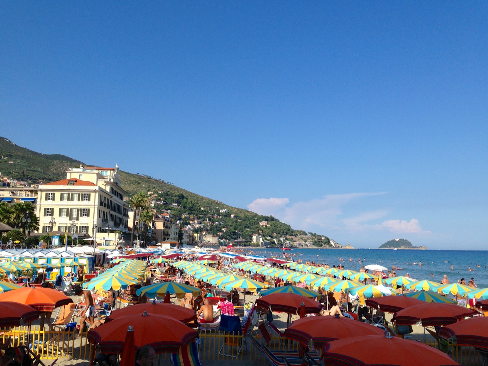 La spiaggia di Alassio con l’isola Gallinara