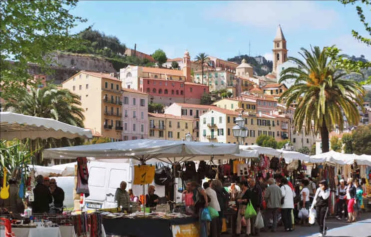 Il mercato ai piedi della città vecchia di Ventimiglia