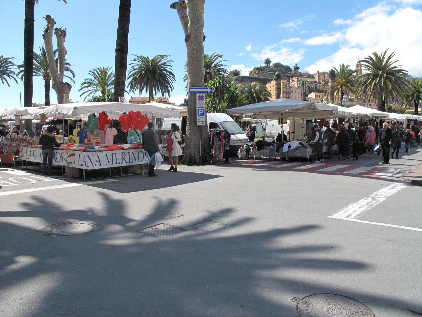 Il mercato del venerdì a Ventimiglia, con la città alta alle spalle